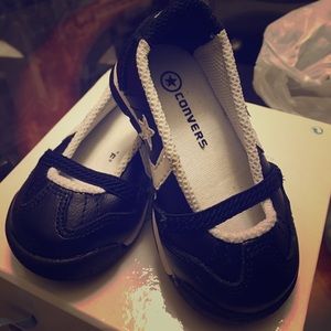 Baby girl size 4 maryjane style converse